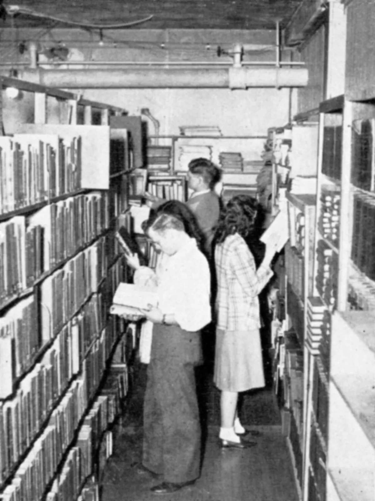 Книжная полка с разноцветными книгами
